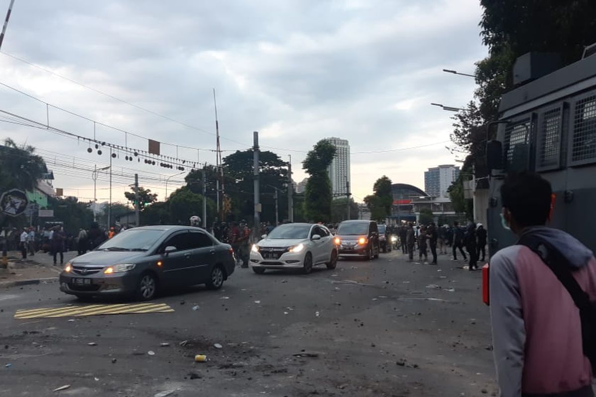 Pukul 17.30 WIB, Jalan Tentara Pelajar sudah mulai bisa dilalui kendaraan usai aksi demo di lokasi itu, Senin (30/9/2019). 