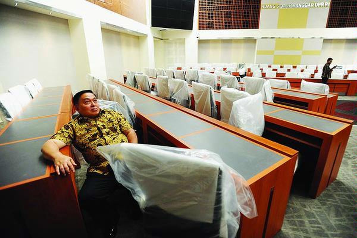 Anggota Badan Kehormatan DPR dari Fraksi Partai Demokrat, Salim Mengga, mencoba kursi baru di ruangan Badan Anggaran yang baru selesai direnovasi di Gedung DPR, Senayan, Jakarta, Selasa (17/1). Harga satu kursi buatan Jerman tersebut mencapai Rp 24 juta. Berita di halaman 2 