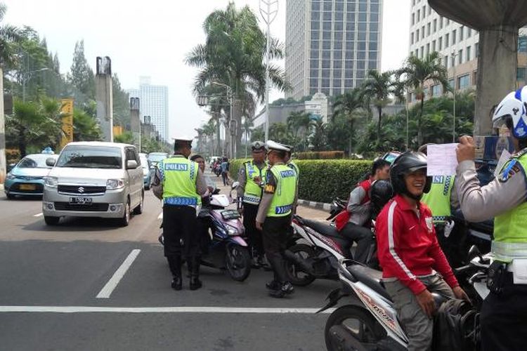 Jajaran aparat kepolisian dari Direktorat Lalu Lintas Polda Metro Jaya menggelar Operasi Patuh Jaya 2016 di Jalan Asia Afrika, Senayan, Jakarta pada Jumat (20/5/2016).