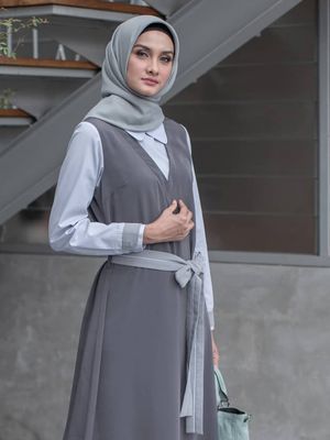 Salah satu busana dengan aksen pita koleksi desainer Nina Septiana yang diunggah pada akun @ninanugrohostore.