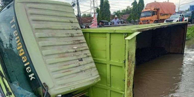 Dump truk terguling di Jombang diduga akibat sopir mengantuk. 