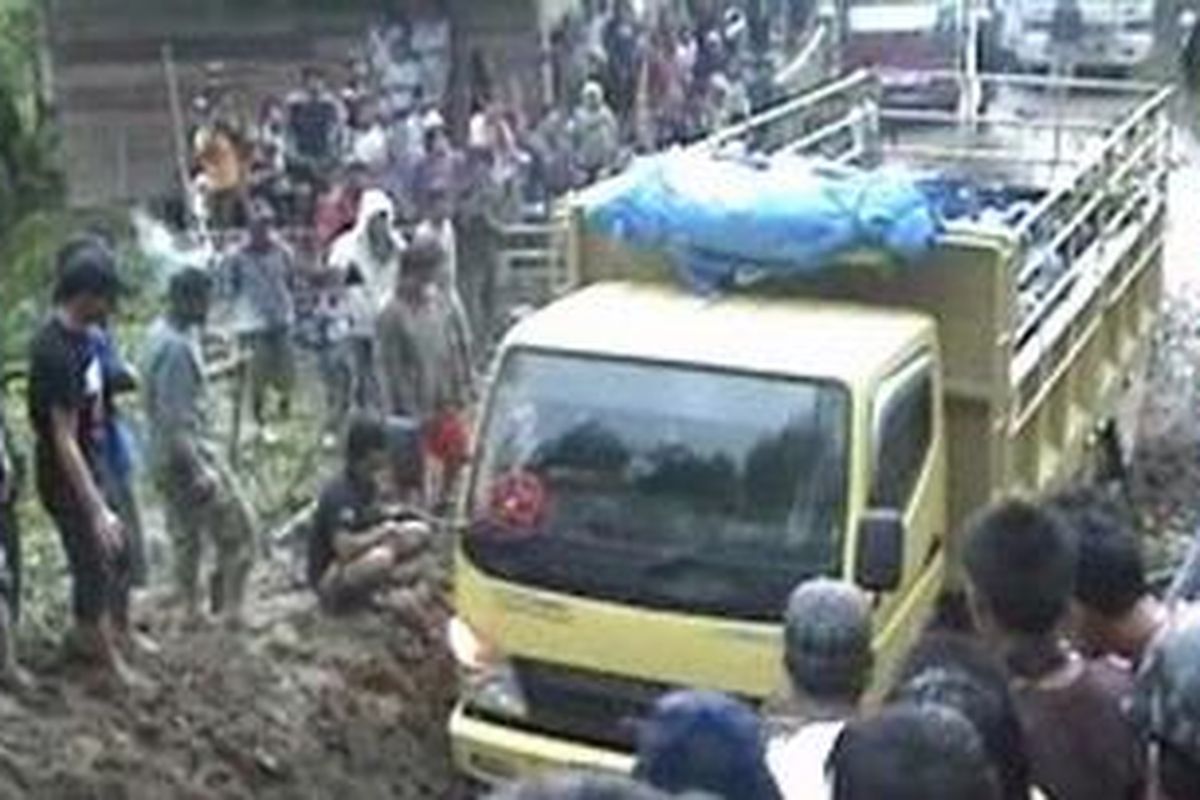 Jalur sepanjang lebih dari 100 kilometer yang menghubungkan kabupaten Polewali-Mamasa rawan longsor. Pada musim hujanseperti saat ini hampir setiap hari terjadi longsoran di sejumlah titik yang menghambat perjalan arus kendaraan