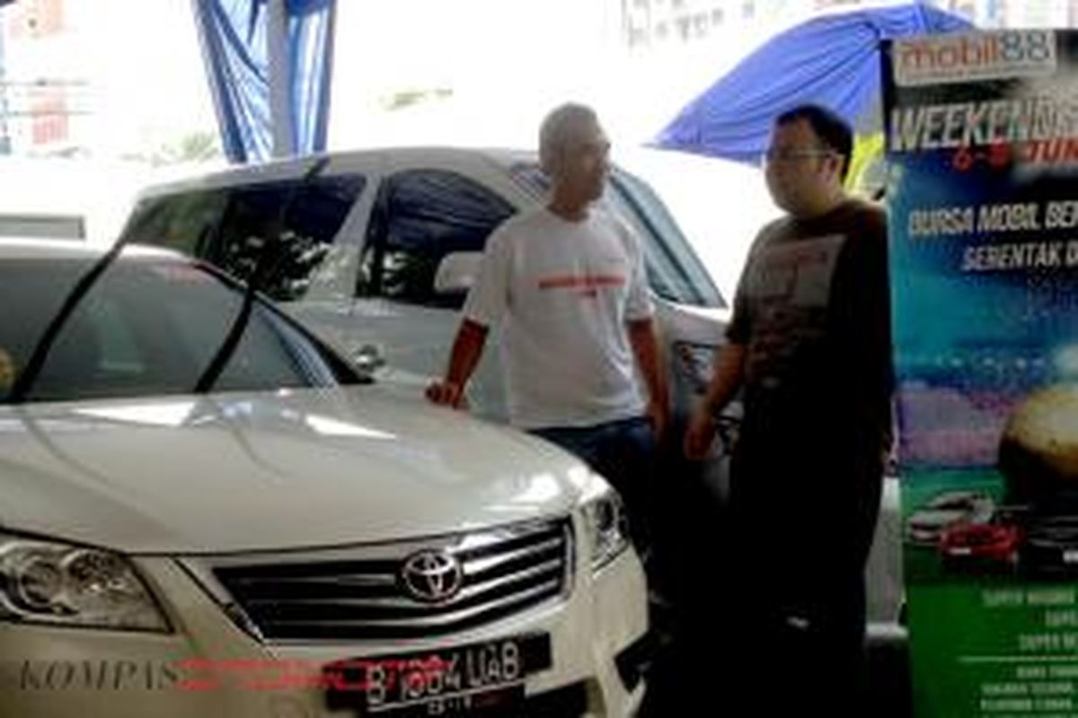 Halomoan Fischer, General Manajer Mobil 88 (kiri) menjelaskan promo khusus pada konsumen.