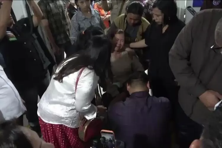 Ibu Korban Keracunan MBG Menangis di Depan Kepala BGN: Apa Sebenarnya Racun yang Dimakan Anak Saya?