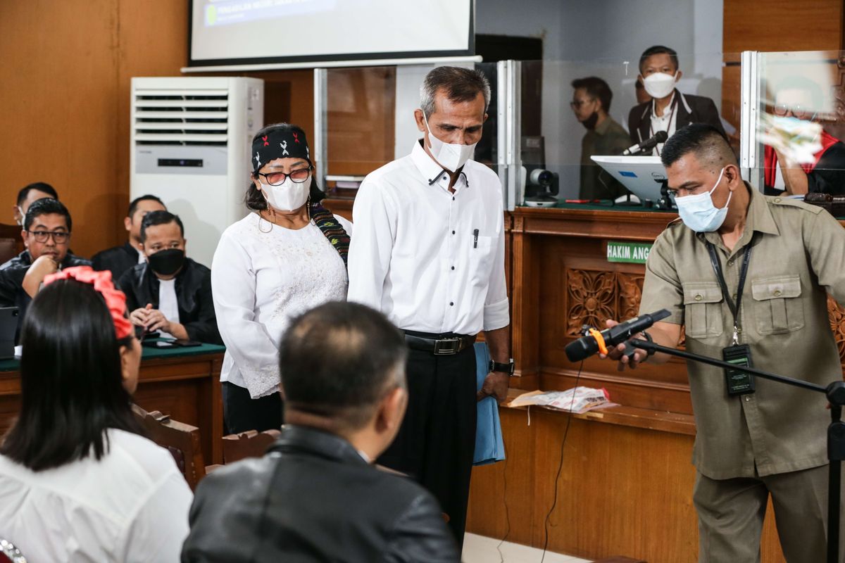 Ayah dan ibunda Nofriansyah Yosua Hutabarat (Brigadir J), Samuel Hutabarat dan Rosti Simanjuntak menjadi saksi sidang pembunuhan anaknya dengan terdakwa Ferdy Sambo dan Putri Candrawathi di Pengadilan Negeri Jakarta Selatan, Selasa (1/11/2022). Agenda persidangan pemeriksaan saksi-saksi.