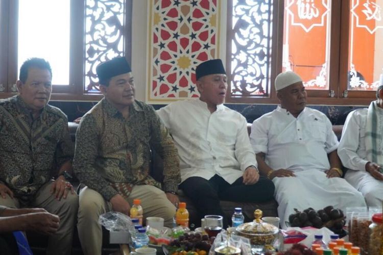 Mantan Ketua PSSI Mochamad Iriawan alias Iwan Bule mengunjungi tokoh masyarakat Galunggung, Sukaratu, Kabupaten Tasikmalaya, Jawa Barat, Minggu (26/2/2023).