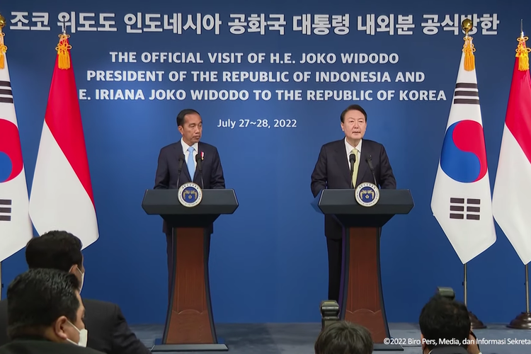 Presiden Joko Widodo dan Presiden Korea Selatan Yoon Suk-yeol dalam konferensi pers usai pertemuan bilateral di Seoul, Korea Selatan, Kamis (28/7/2022).