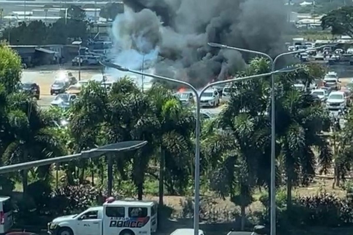 Rumput di bandara internasional Manila Filipina terbakar hingga menyulut sedikitnya 19 kendaraan yang diparkir pada Senin (22/4/2024).