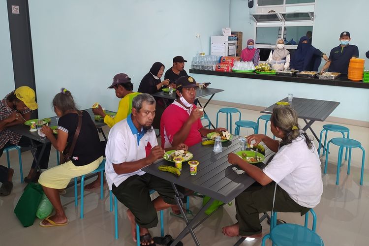 Suasana di Rumah Makan Gratis Purwokerto, Kabupaten Banyumas, Jawa Tengah.