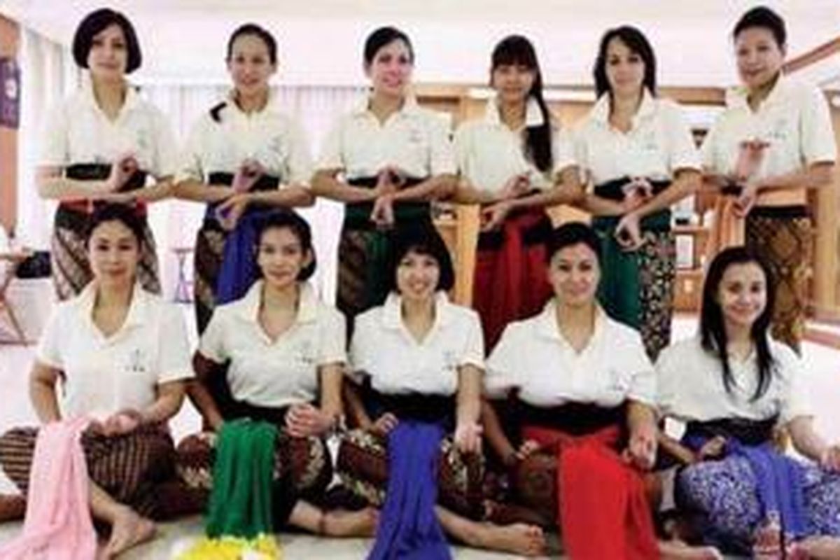 Sekar Puri, yang beranggotakan ibu-ibu muda, dibentuk sebagai perkumpulan untuk berlatih tari. 