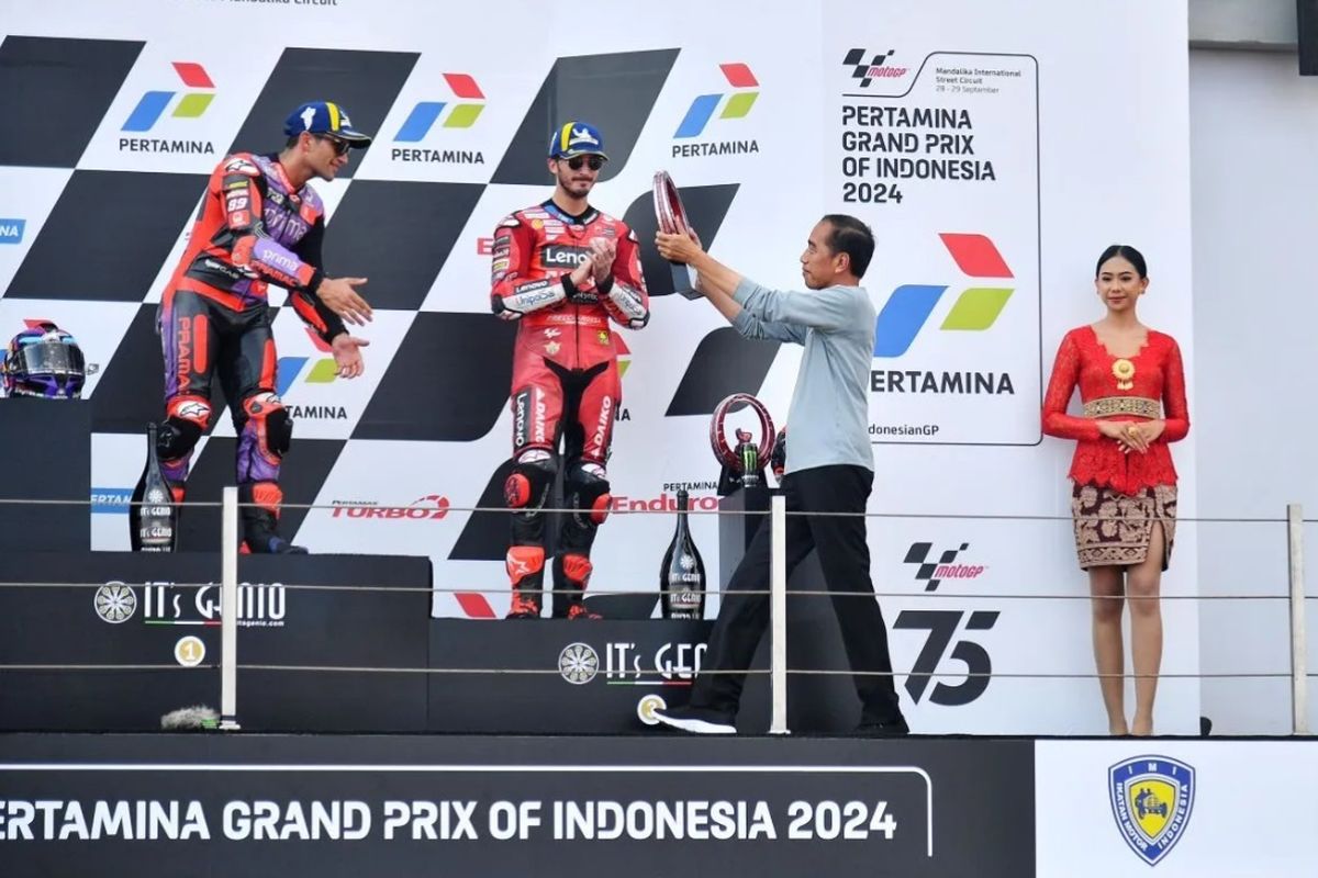 Presiden RI Joko Widodo menyerahkan trofi kepada Jorge Martin di MotoGP Indonesia 2024, Mandalika, NTB