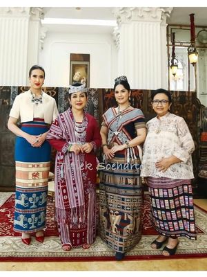 Ketua Komisi IV Dewan Perwakilan Rakyat Republik Indonesia (DPR RI) Titiek Soeharto (kedua dari kiri) mengenakan warisan Nusantara (wastra) berupa kain tenun Nusa Tenggara Timur (NTT) saat menghadiri acara Himpunan Ratna Busana bertajuk ?Mengenal Wastra, Busana, Budaya, dan Kuliner Nusa Tenggara Timur? pada 10 Mei 2025.