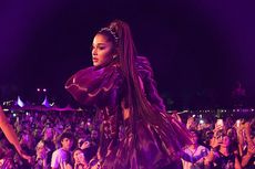 Ariana Grande Dilempar Lemon Saat Manggung di Coachella