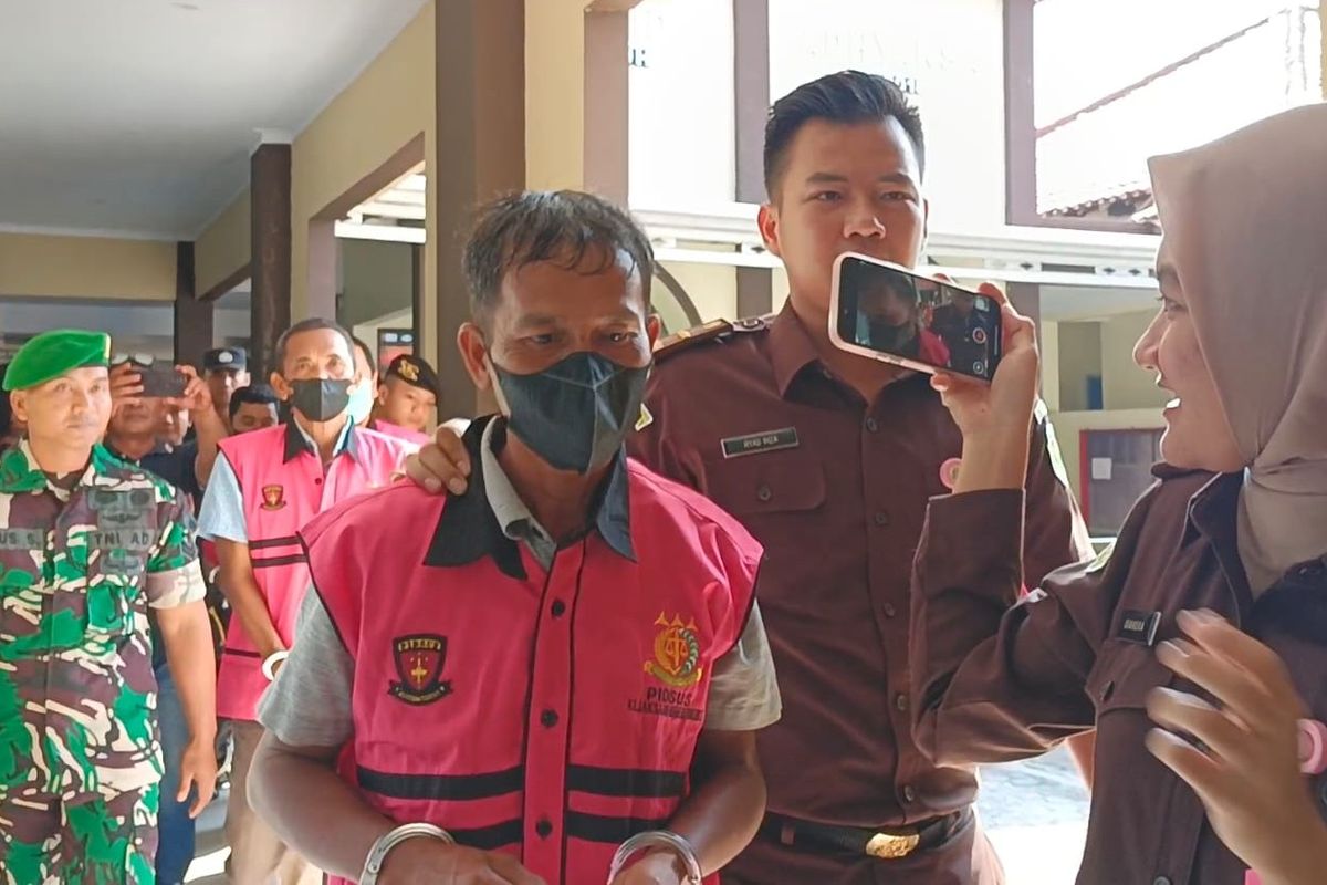 Kejari Brebes, Jawa Tengah, menetapkan dua mantan pegawai salah satu bank Badan Usaha Milik Negara (BUMN) dan dua nasabah di Brebes sebagai tersangka atas kasus dugaan korupsi kredit fiktif sebesar Rp3,59 miliar, Rabu (2/7/2025).