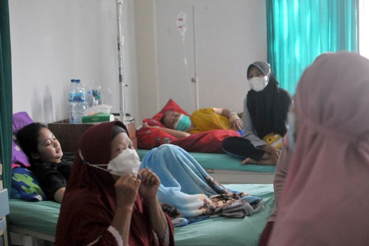 Korban keracunan asal Dusun Garu, Desa Podoroto, Kecamatan Kesamben, Kabupaten Jombang, Jawa Timur, menjalani perawatan di Puskesmas Kesamben, Sabtu (14/5/2022)..