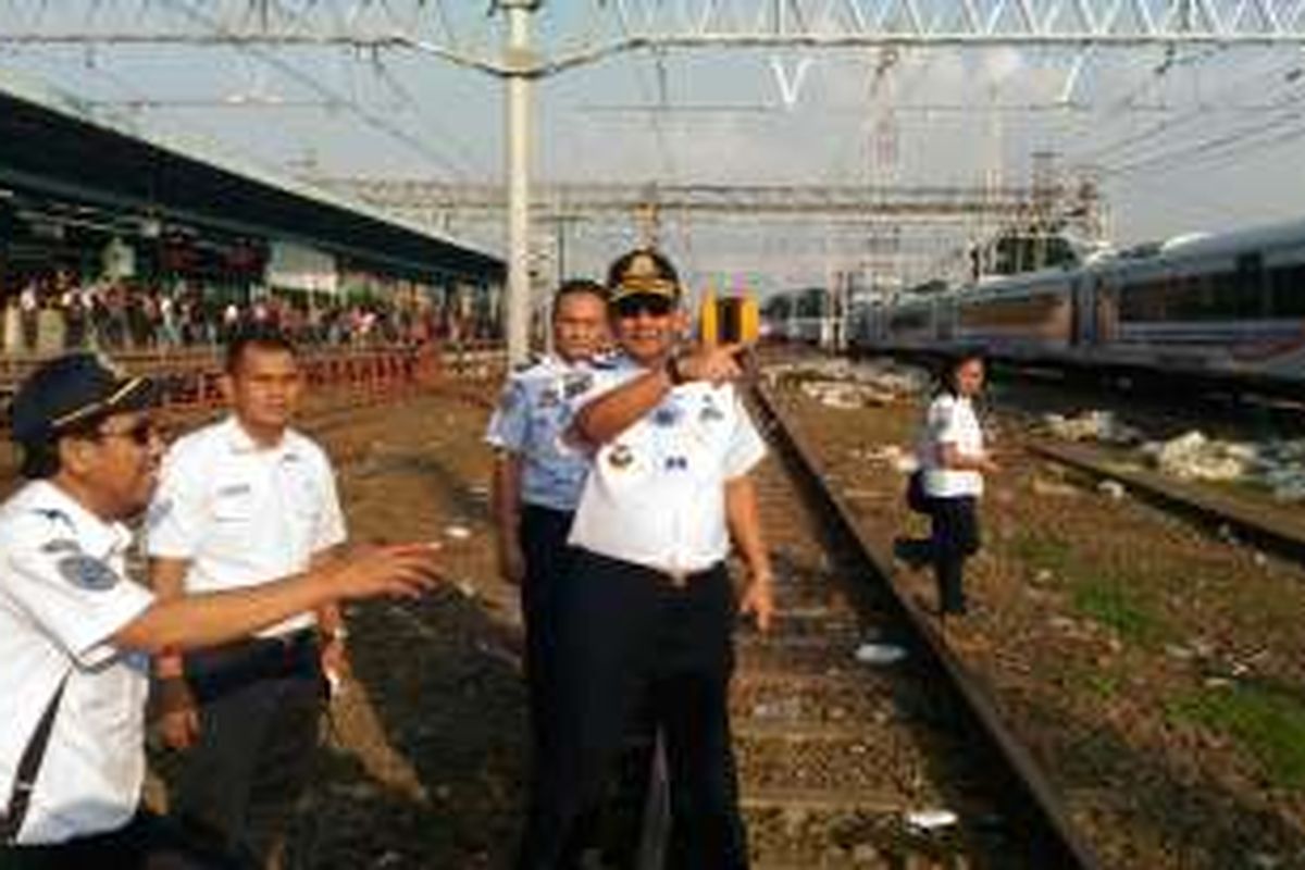 Dirjen Perkeretaapian Kemenhub Prasetyo Boeditjahjono meninjau proyek Double-double track di Stasiun Manggarai, Jakarta (11/6).