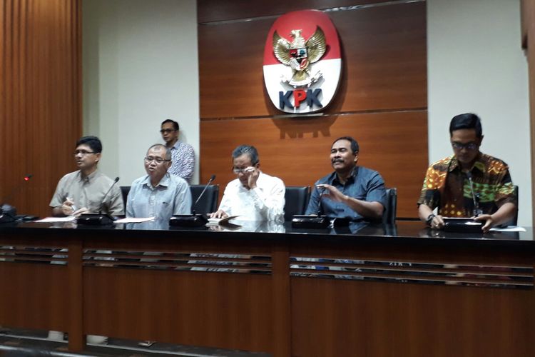 Dari kiri ke kanan foto, Wakil Ketua Komisi Pemberantasan Korupsi ( KPK) Laode M Syarif, Ketua Komisi Pemberantasan Korupsi Agus Rahardjo, Ketua Badan Pemeriksa Keuangan (BPK) RI Moermahadi Soerja Djanegara, Wakil Ketua BPK Bahrullah Akbar, Juru Bicara KPK Febri Diansyah dalam jumpa pers di KPK, Sabtu (27/5/2017).