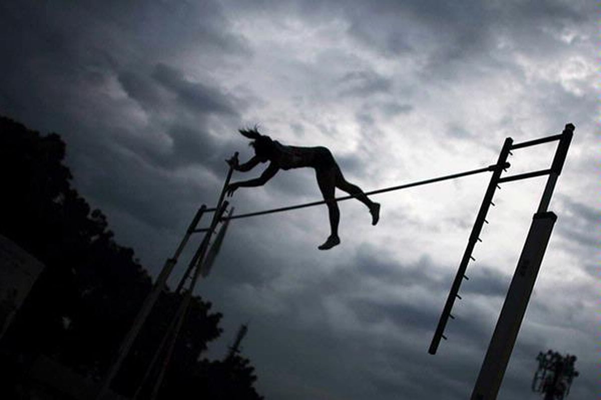 Pelompat tinggi galah, Ni Putu Desy Margawati dari Sumatera Selatan, melewati mistar setinggi 3,75 meter untuk meraih medali emas nomor lompat tinggi galah putri pada Kejuaraan Nasional Atletik 2011 di Stadion Madya, Senayan, Jakarta, Kamis (30/6).