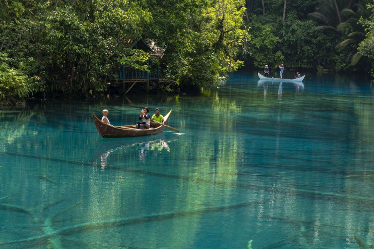 Pengunjung berkeliling dengan perahu di obyek wisata Danau Paisupok di Desa Lukpanenteng, Kabupaten Banggai Kepulauan, Sulawesi Tengah, Selasa (3/12/2019). 