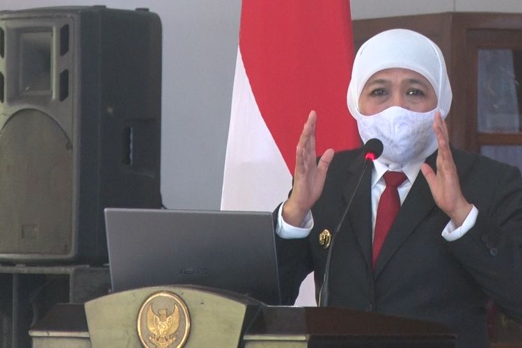 Gubernur Jawa Timur Khofifah Indar Parawansa, ketika menyampaikan sambutan di pendopo kabupaten Trenggalek Jawa Timur, Kamis (04/03/2021).
