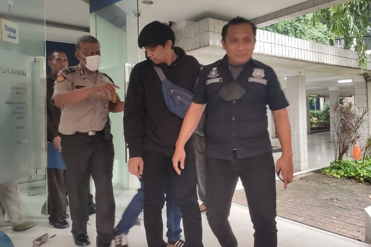 Dua pria yang diduga pencuri cek ditangkap saat hendak mencairkan di salah satu bank yang berada di dalam area Kementerian Pertanian Jalan Harsono RM, Ragunan, Pasar Minggu, Jakarta Selatan, Kamis (22/12/2022). 