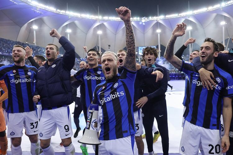 Para pemain Inter Milan merayakan kemenangan bersama para penggemar setelah memenangi laga Piala Super Italia antara AC Milan vs Inter Milan di Stadion Internasional King Fahd di Riyadh Arab Saudi pada 18 Januari 2023 atau Kamis 19 Januari dini hari WIB.