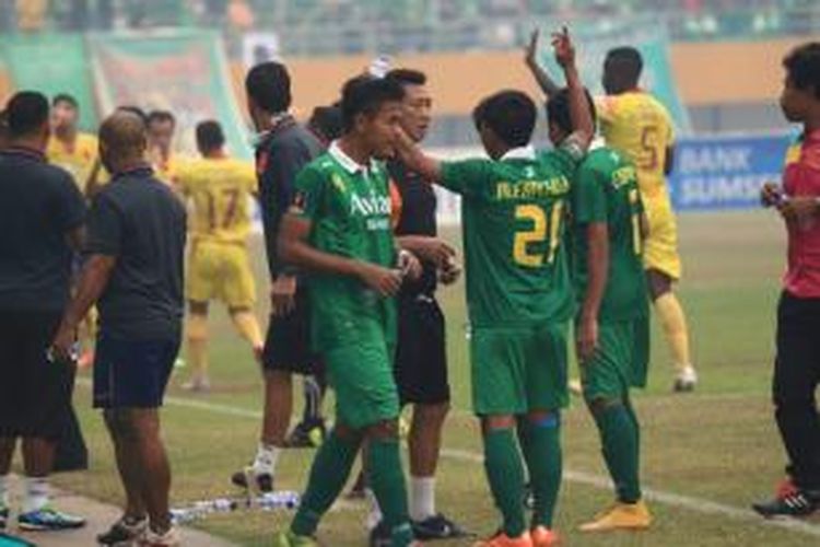 Para pemain Bonek FC (Persebaya United) saat memprotes putusan wasit pada laga versus Sriwijaya FC, Minggu (27/9/2015). 