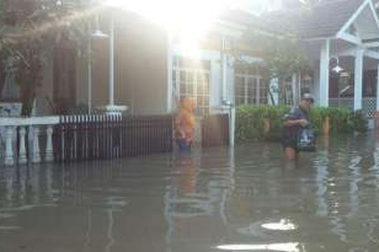 Warga menerobos banjir di RT 02/10 Perumahan Panyileukan Kelurahan Cipadung Kidul, Kecamatan Panyileukan, Kota Bandung, Rabu (8/6/2016). Banjir muncul setelah kawasan itu diguyur hujan sejak Selasa malam.