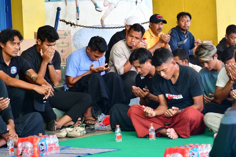 Jelang bergulirnya Liga 1 2023-2024, Arema FC melaksanakan doa bersama anak yatim piatu di pintu utama Stadion Kanjuruhan Kepanjen, Kabupaten Malang, Kamis (29/6/2023) siang.