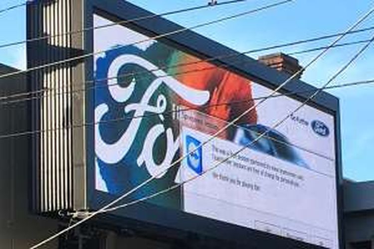 Foto sebuah billboard digital di AS yang tampilannya terhalan window notifikasi TeamViewer.