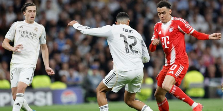 Gelandang Bayern Muenchen, Jamal Musiala, dan bek Real Madrid, Trent Alexander-Arnold, berebut bola pada laga leg pertama perempat final Liga Champions antara Real Madrid CF dan FC Bayern Munich di Stadion Santiago Bernabeu di Madrid pada 7 April 2026.