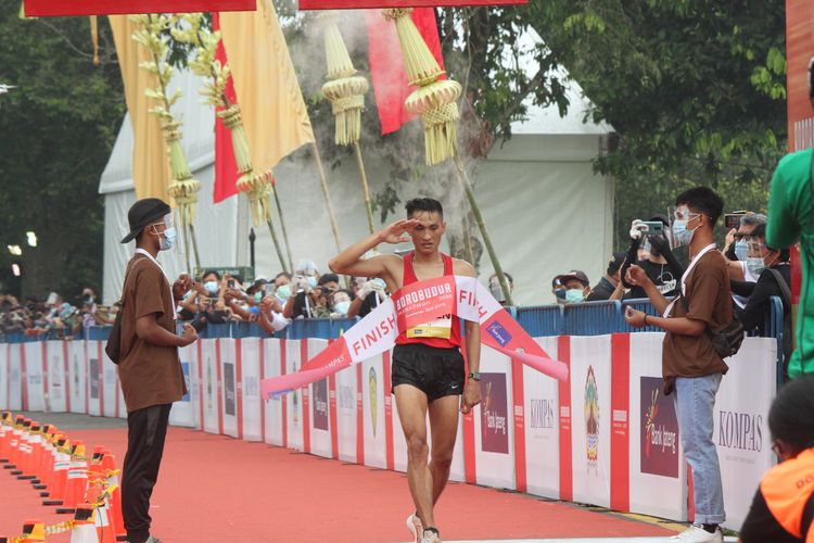 Pelari Elite Race Borobudur Marathon 2020 asal Bogor, Betmen Manurung, keluar sebagai peserta lari tercepat, Minggu (15/11/2020) di kawasan Candi Borobudur, Magelang.