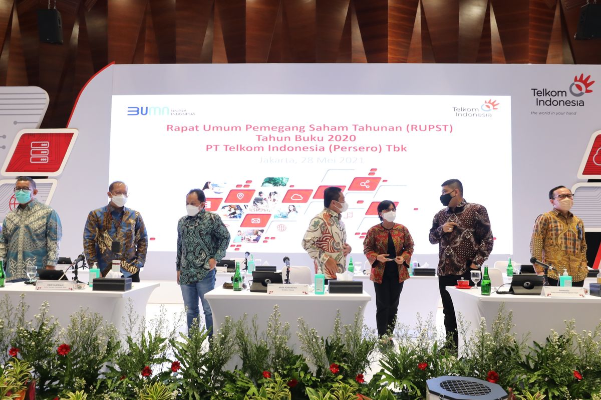 Susunan Direksi Baru PT Telkom Indonesia (Persero) Tbk sesuai hasil Rapat Umum Pemegang Saham Tahunan Tahun Buku 2020: Direktur Utama Ririek Adriansyah (tengah), Direktur Strategic Portfolio Budi Setyawan Wijaya (paling kanan), Direktur Enterprise & Business Service Edi Witjara (keempat dari kiri), Direktur Keuangan & Manajemen Risiko Heri Supriadi (ketiga dari kiri), Direktur Network & IT Solution Herlan Wijanarko (paling kiri), Direktur Wholesale & Internasional Service Bogi Witjaksono (kedua dari kiri), Direktur Digital Business M. Fajrin Rasyid (kedua dari kanan), Direktur Human Capital Management Afriwandi (ketiga dari kanan), Direktur Consumer Service FM Venusiana R (keempat dari kanan).