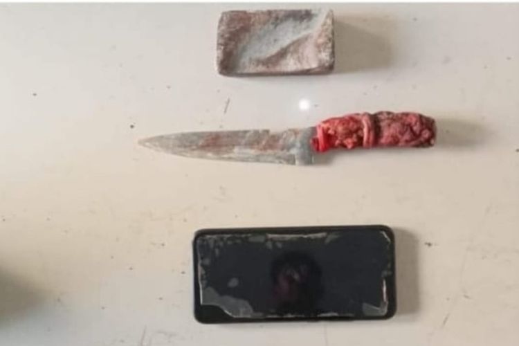 Barang bukti jenis pisau dapur yang dipakai Tarsum memutilasi iatrinya, Yanti, di jalan desa, Dusun Sindangjaya, Desa Cisontrol, Kecamatan Rancah, Kab Ciamis.