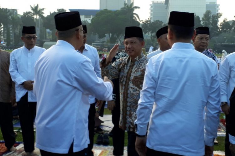 Kapolri Jenderal Tito Karnavian shalat Ied Idul Fitri 1438 H di Lapangan Bhayangkara, Kebayoran Baru, Jakarta Selatan. Minggu (25/6/2017)