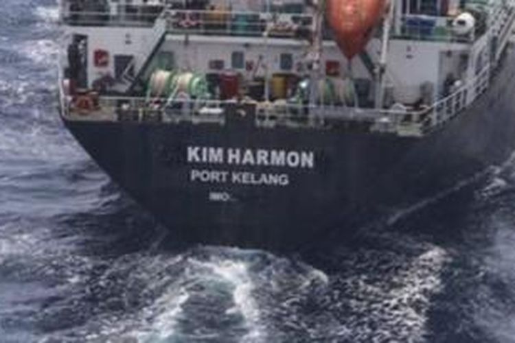 Kapal tanker Orkim Harmony yang berbendera Malaysia dibajak delapan orang perompak yang didugua adalah WNI. 