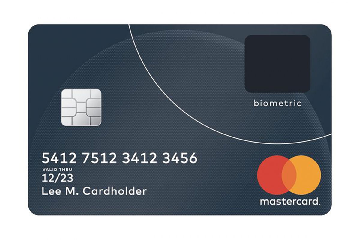 Ilustrasi kartu kredit Mastercard dengan pengaman berupa pemindai sidik jari (persegi berwarna gelap di pojok kanan atas).