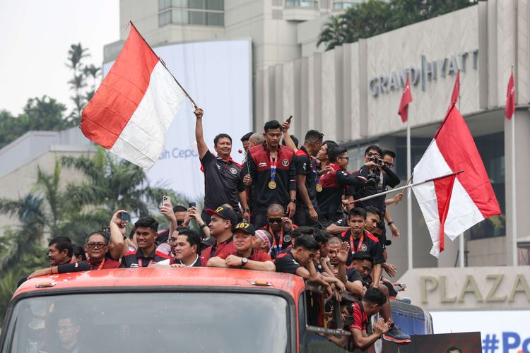 Pawai Timnas Skuad Garuda Muda disambut mayarakat di Budaran Hotel Indonesia, Jakarta, Jumat (19/5/2023).  Timnas U22 Indonesia berhasil meraih medali emas SEA Games 2023.