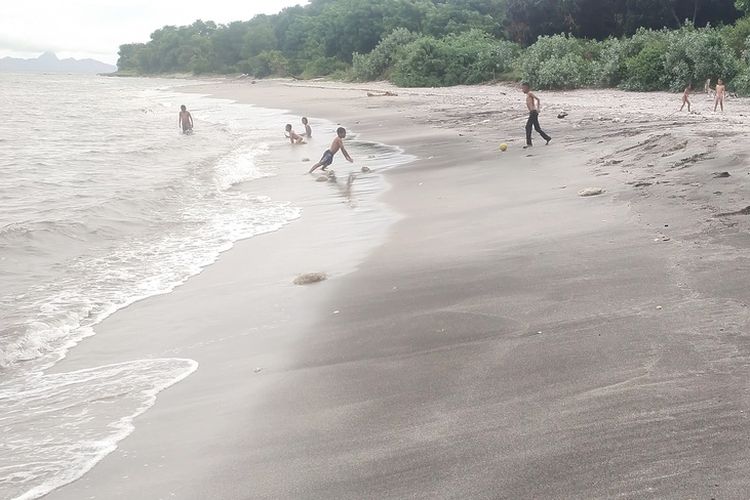 Pantai Laing Bakok (berpasir putih), Kampung Wao, Desa Koak, Kecamatan Satarmese, Kab. Manggarai, NTT, Sabtu, (8/4/2023). Pantai berpasir putih terpanjang di Pantai Selatan.