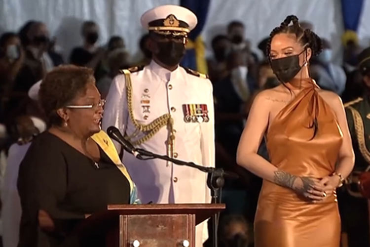 Tangkap layar Barbados mendeklarasikan penyanyi Rihanna sebagai pahlawan nasional, setelah mencopot Ratu Elizabeth II dari Inggris sebagai kepala negara dan memasuki era baru sebagai negara republik pada Senin (29/11/2021).