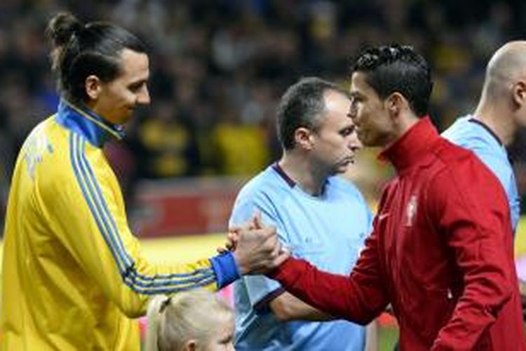 Penyerang Swedia Zlatan Ibrahimovic dan gelandang Portugal Cristiano Ronaldo bersalaman sebelum melakoni pertandingan leg kedua play-off Piala DUnia 2014, di Friends Arena, Solna, Selasa (19/11/2013).