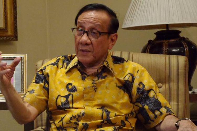 Ketua Dewan Pertimbangan Partai Golkar Akbar Tandjung saat ditemui di kediamannya di kawasan Jakarta Selatan, Kamis (5/5/2016).