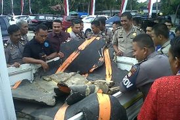 Serpihan diduga kepingan pesawat Air Asia tengah dievakuasi oleh polisi di Kabupaten Takalar, Sulawesi Selatan. Jumat, (13/02/2015).