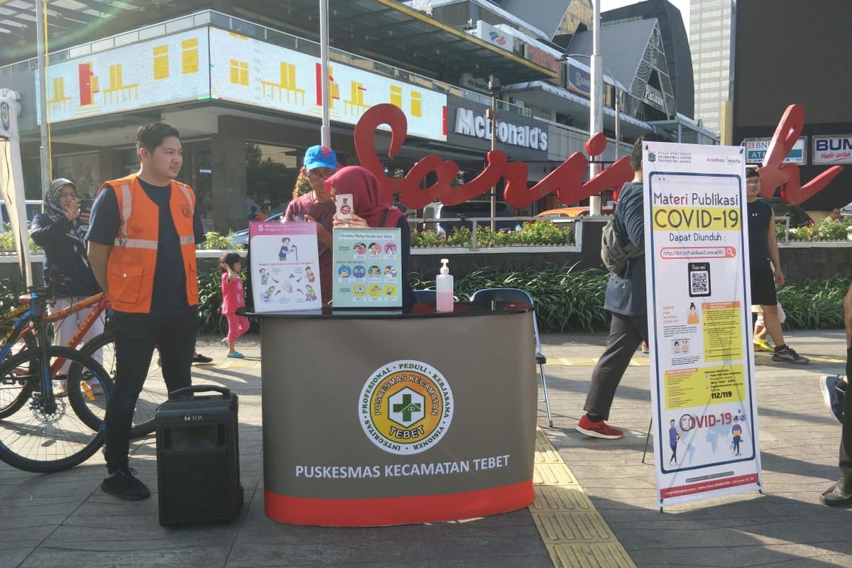 Pemerintah Provinsi (Pemprov) DKI Jakarta mensosialisasikan cara pencegahan penyebaran virus corona pada Hari Bebas Kendaraan Bermotor (HBKB) atau car free day ( CFD) di sepanjang jalur Sudirman-Thamrin, Minggu (8/3/2020).