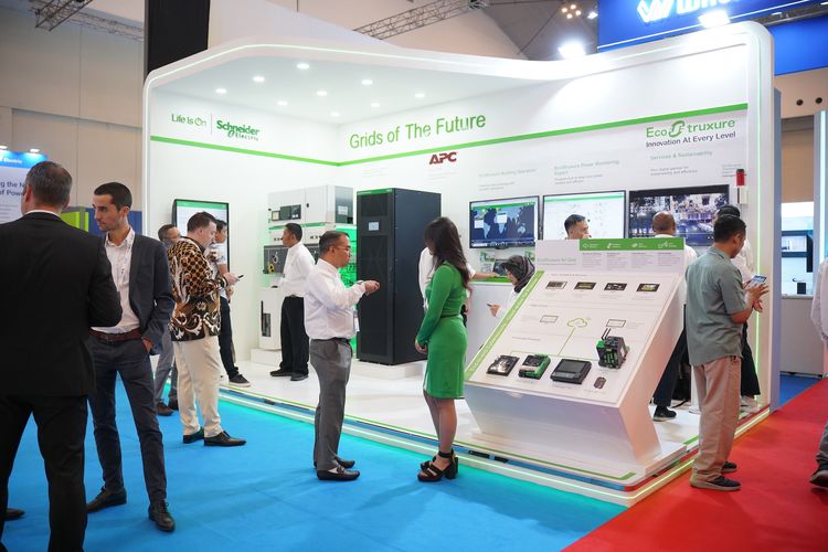 Suasana Booth Schneider Electric di Acara Enlit Asia 2023.