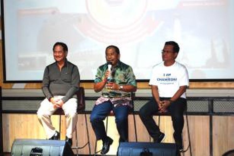 Walikota Makassar, Ilham Arief Sirajuddin (tengah) memberikan keterangan pers mengenai Makassar Semi Marathon 2013, di Senayan City, Jakarta, Kamis (14/11/2013).