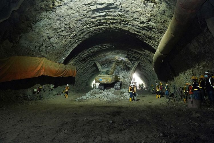 Progres pembangunan lintasan rel serta terowongan (tunnel 2) proyek Kereta Api Cepat Jakarta-Bandung (KCJB) pada Rabu (12/1/2022). Tunnel 2 diperkirakan rampung pada April 2022. 