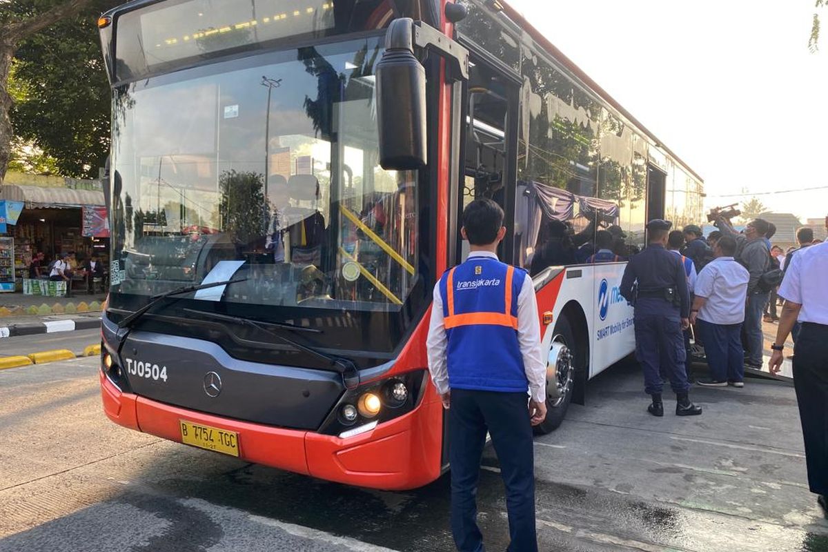 Bus transjakarta dengan rute Terminal Kalideres ke Bandara Soekarno-Hatta resmi diuji coba perdana Rabu, (5/7/2023).