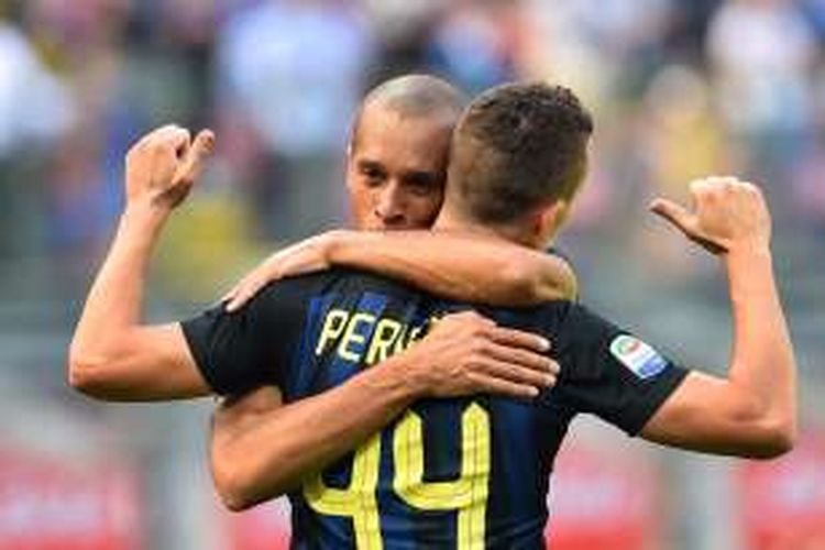 Ivan Perisic merayakan gol Inter Milan ke gawang Bologna pada partai lanjutan Serie A di Stadion Giuseppe Meazza, Minggu (25/9/2016).