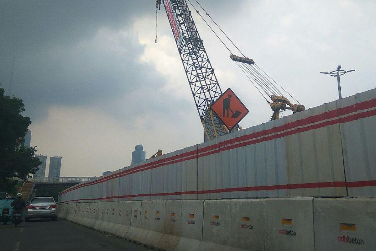 Pemagaran proyek underpass Mampang-Kuningan.